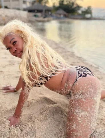 OLDER MARRIED BOMBSHELL