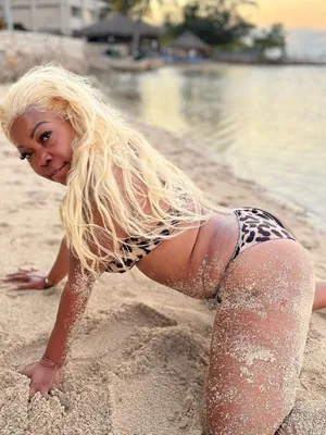 OLDER MARRIED BOMBSHELL