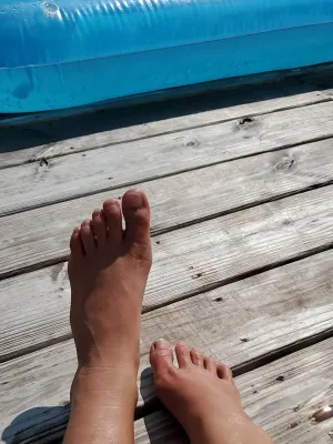 “Feet, Shoes & Tease ??