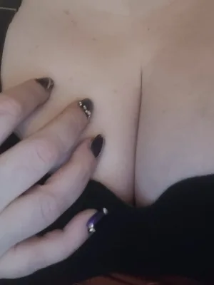 Goth girl with a heart of gold and an ass like a Peach
