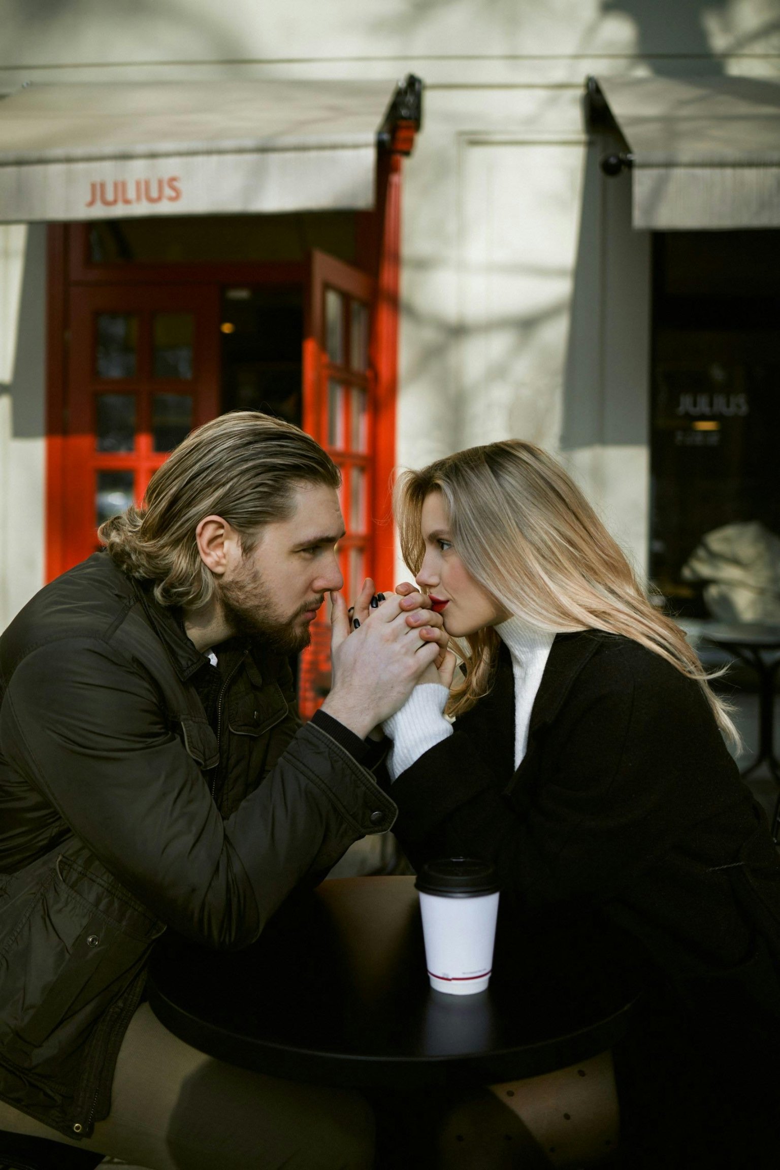 Modern Dating Etiquette: What&rsquo;s Still Relevant and What&rsquo;s Outdated