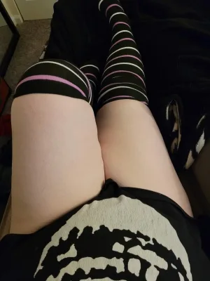 Goth girl with a heart of gold and an ass like a Peach