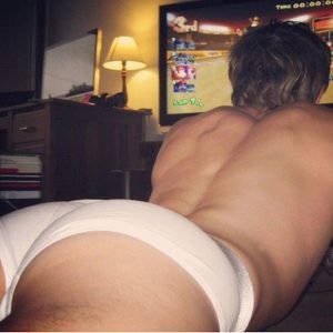 17_Niall_Horan_Butt-1426790187