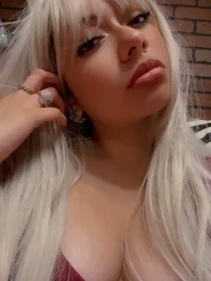 Woman seeking woman        Mostly