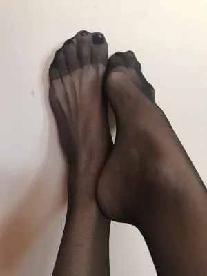 10 sexy feet pics (including preview pic) for you to enjoy