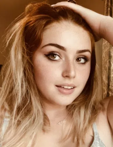Sweet young girl Nextdoor
