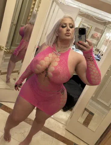 Cuckholding Queen Lora