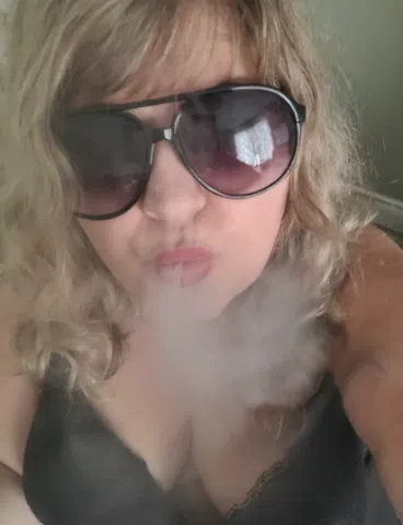 SMOKING BLONDE