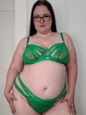 Curvy girl with a dirty mind