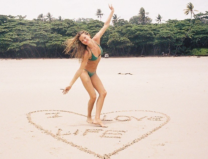 10805-gisele-bundchen-sexy-bikini-tom-brady-vacation-beach-supermodel