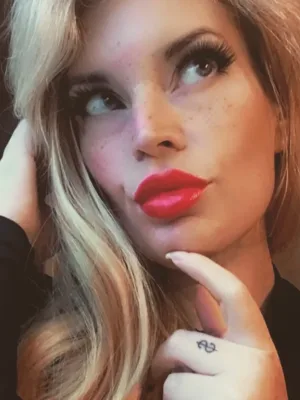 Sensual mature blonde Goddess. Making you weak and wank on cam