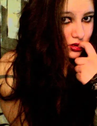 18 Brunette Looking For Men/Women