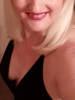 Sultry Cougar Fulfills Your Fantasies