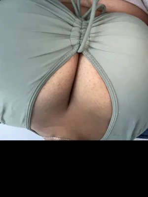 Curvy young lady waiting for you to give me a call