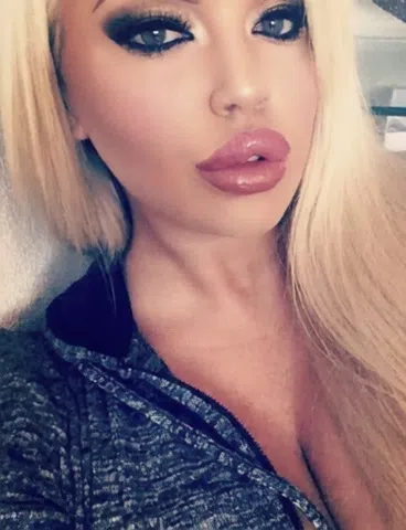 G cup bimbo