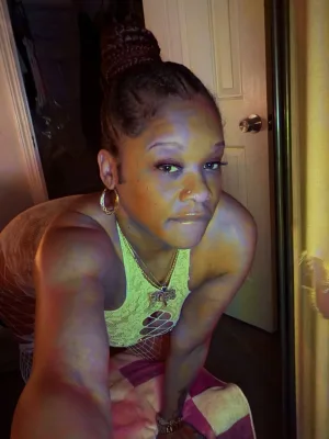 Come play with me and this this juicy pussy