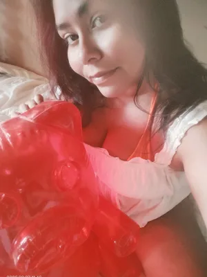 Just want to chat and giggle 