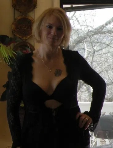 Hot Cougar MILF ISO a naughty CUB