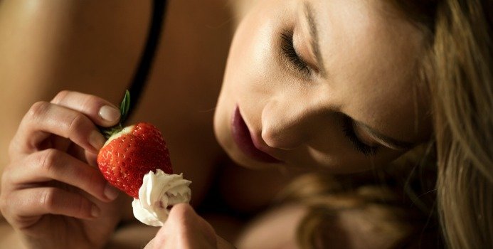 kissing with food