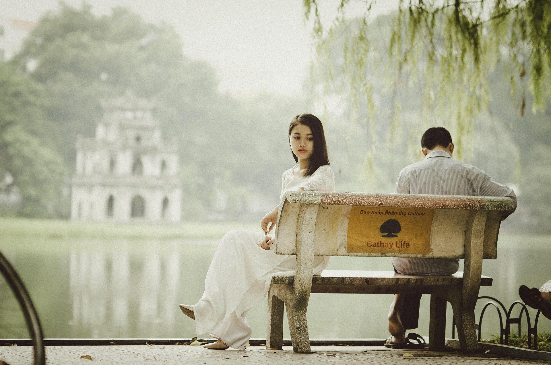 The Subtle Signs of Emotional Cheating You Shouldn&rsquo;t Ignore