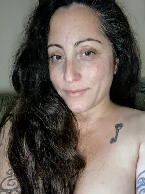 Sara Lynn is waiting to connect.